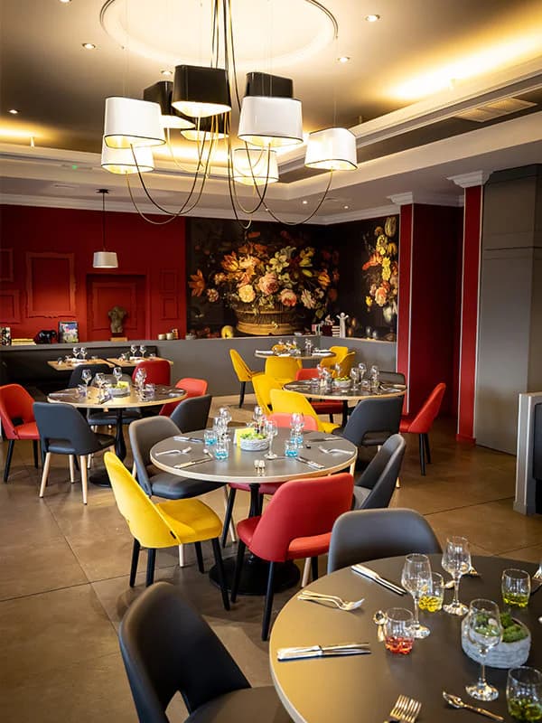 La salle colorée du restaurant RDV Volubilis